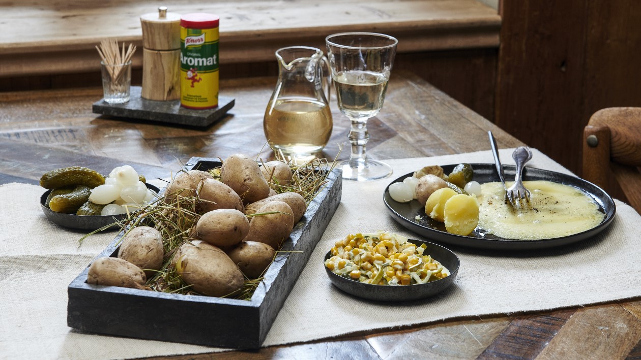 Raclette du Valais, salade de pommes de terre, d'oignons et de maïs