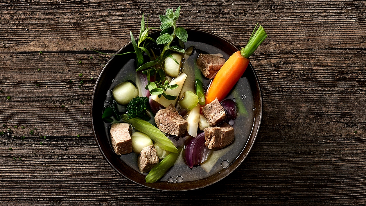 Pot-au-Feu mit Rind und frischem Gemüse –  