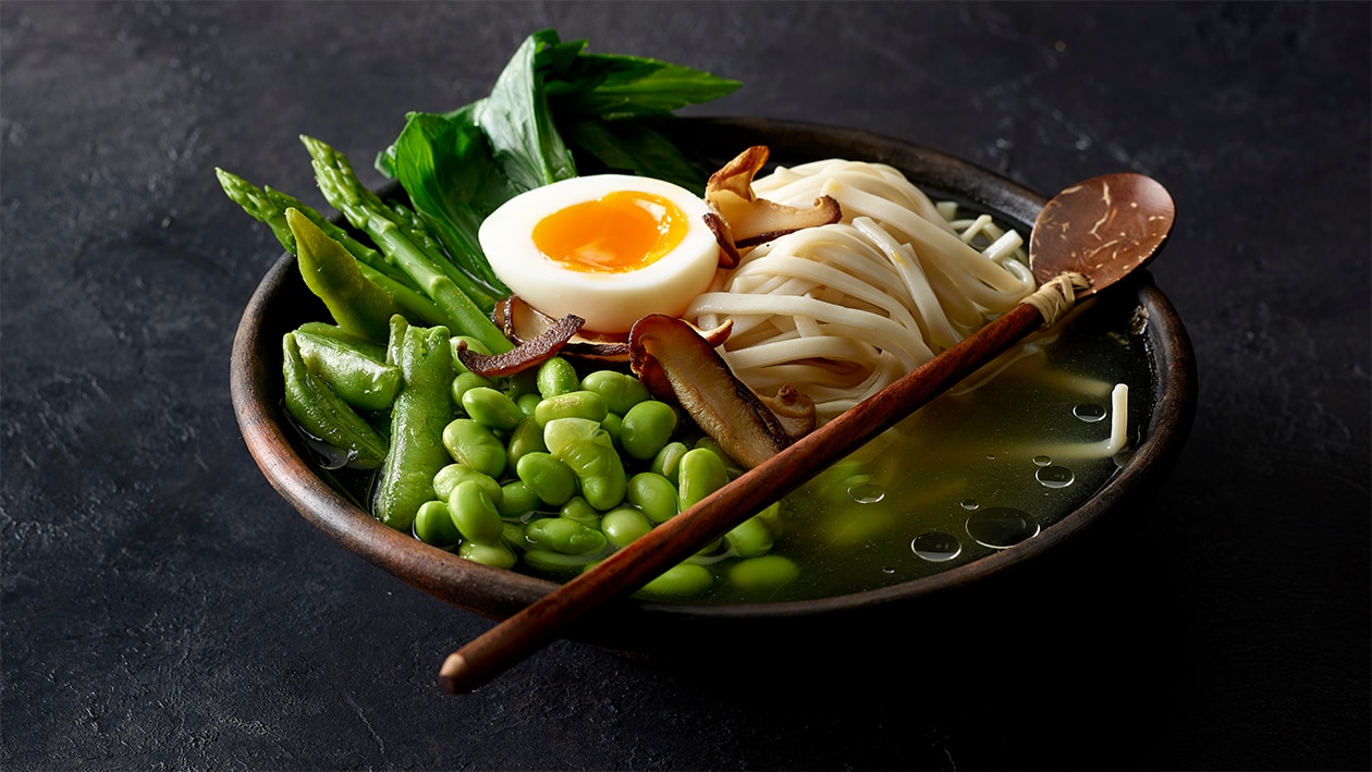 Soupe aux algues, légumes et oeuf mollet –  