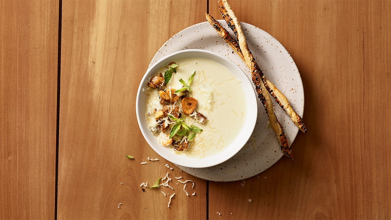 Appenzeller Käsesuppe mit Knoblauchstangen –  