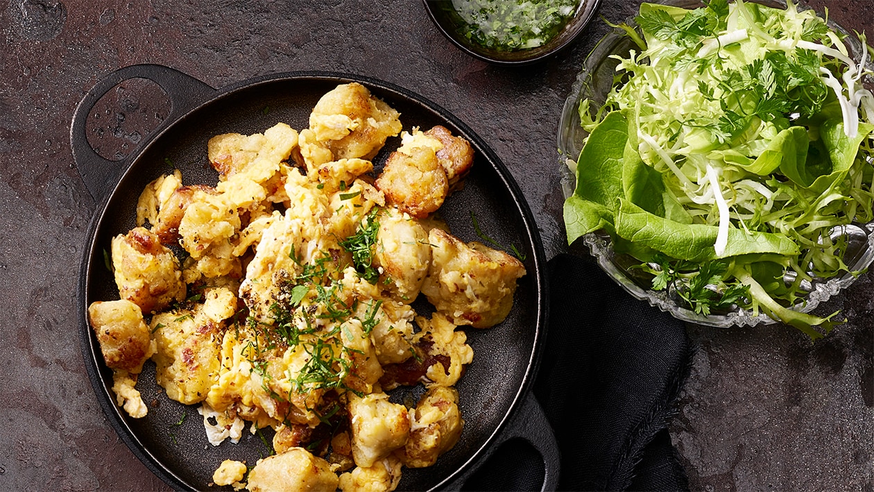 Poêlé de knödel aux oeufs et salade verte au dressing aux fines herbes –  