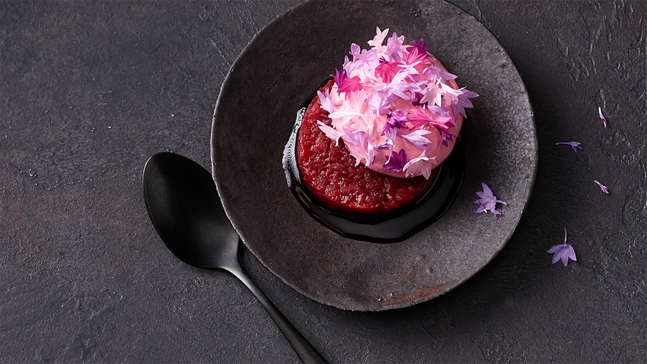 Tartare de betteraves rouges et espuma de mûres –  