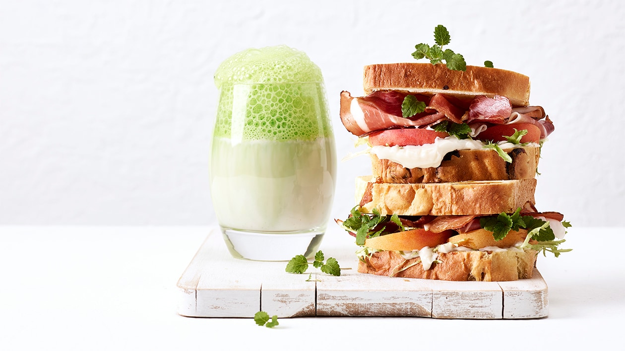 Muschel-Gemüsecremesuppe mit Sencha-Schaum und Aprikosenbrot-Sandwich mit Iberico-Schinken –  