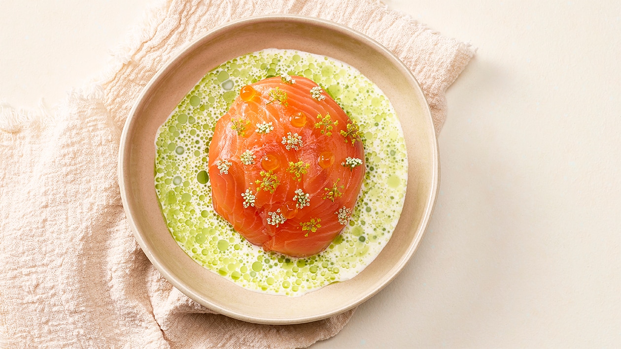 Marinierter Aperol-Lachs, Honig-Joghurt-Dressing und Schnittlauchöl mit Ebly Salat –  