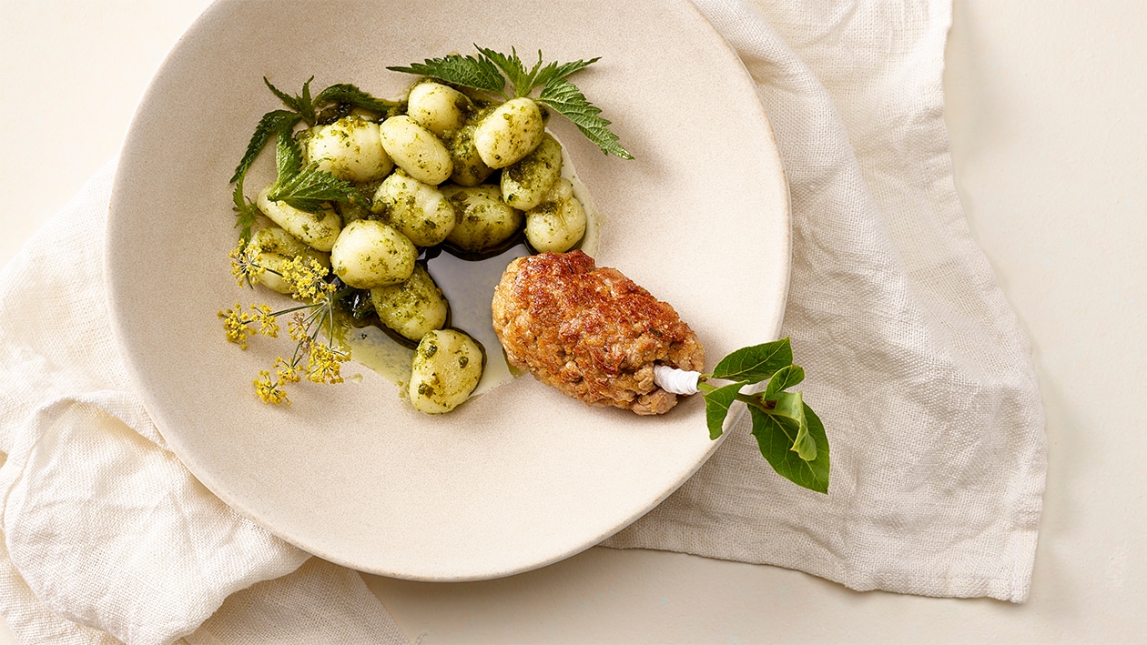 Im Honig glasierte Kalbfleischröllchen mit Brennnessel-Gnocchi –  