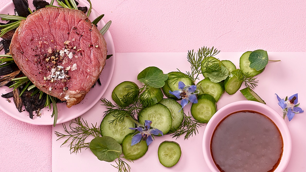 Geräuchertes, rosa gebratenes Entrecôte mit Estragon Rosen-Hollandaise und Gurkensalat –  