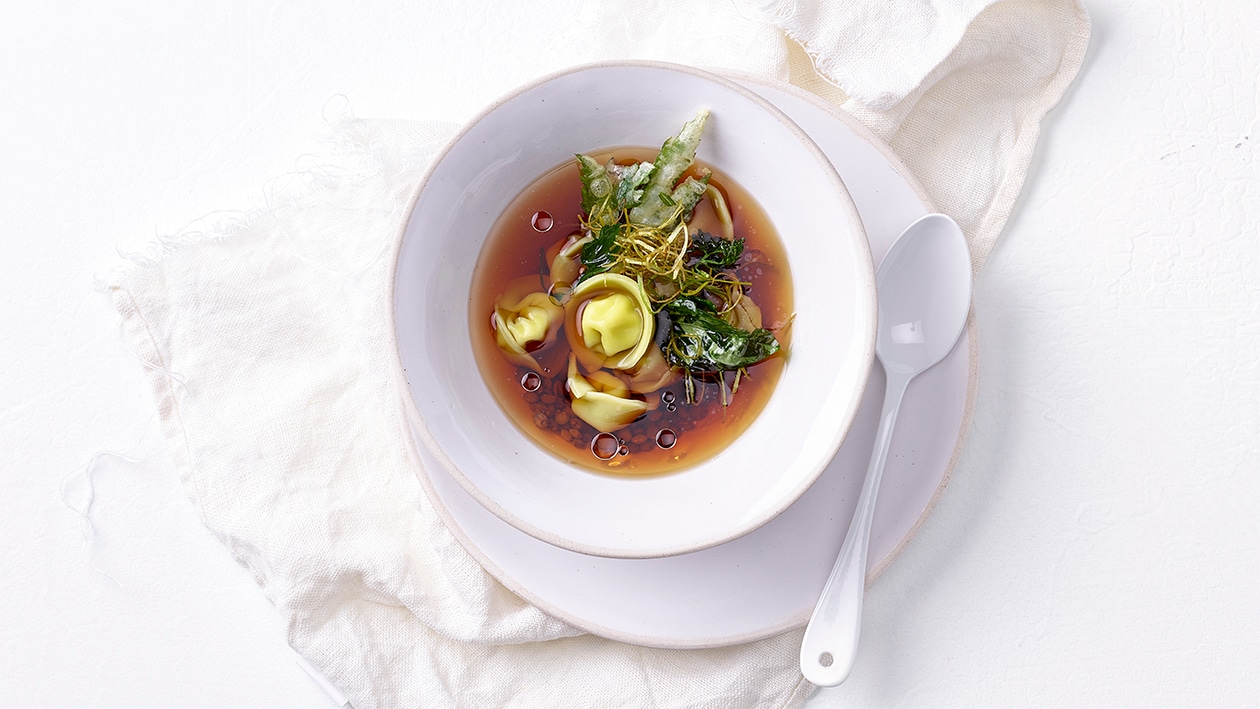 Essence de légumes aux tortellini et tempura aux herbes –  